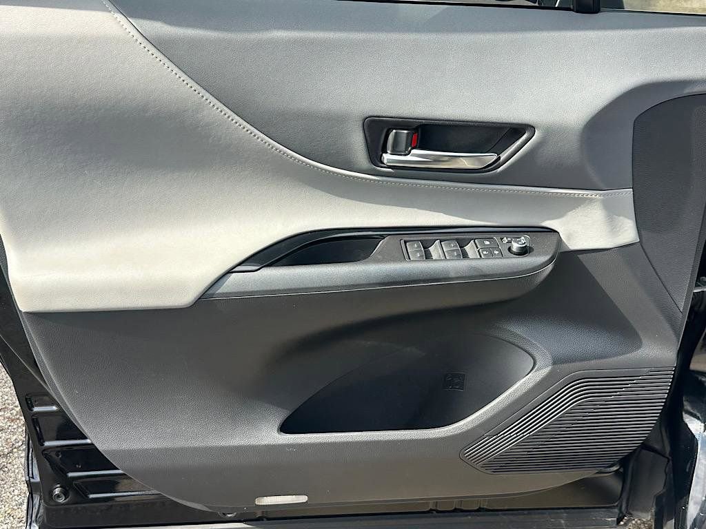 Certified 2024 Toyota Venza LE image 13