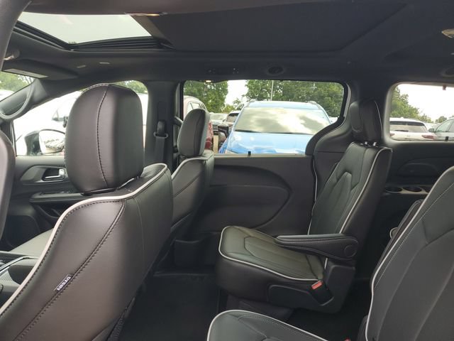 New 2027 Chrysler Pacifica Limited w/ Family Tech Group AWD/4WD image 10