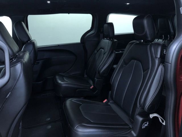 Used 2025 Chrysler Pacifica Select image 21