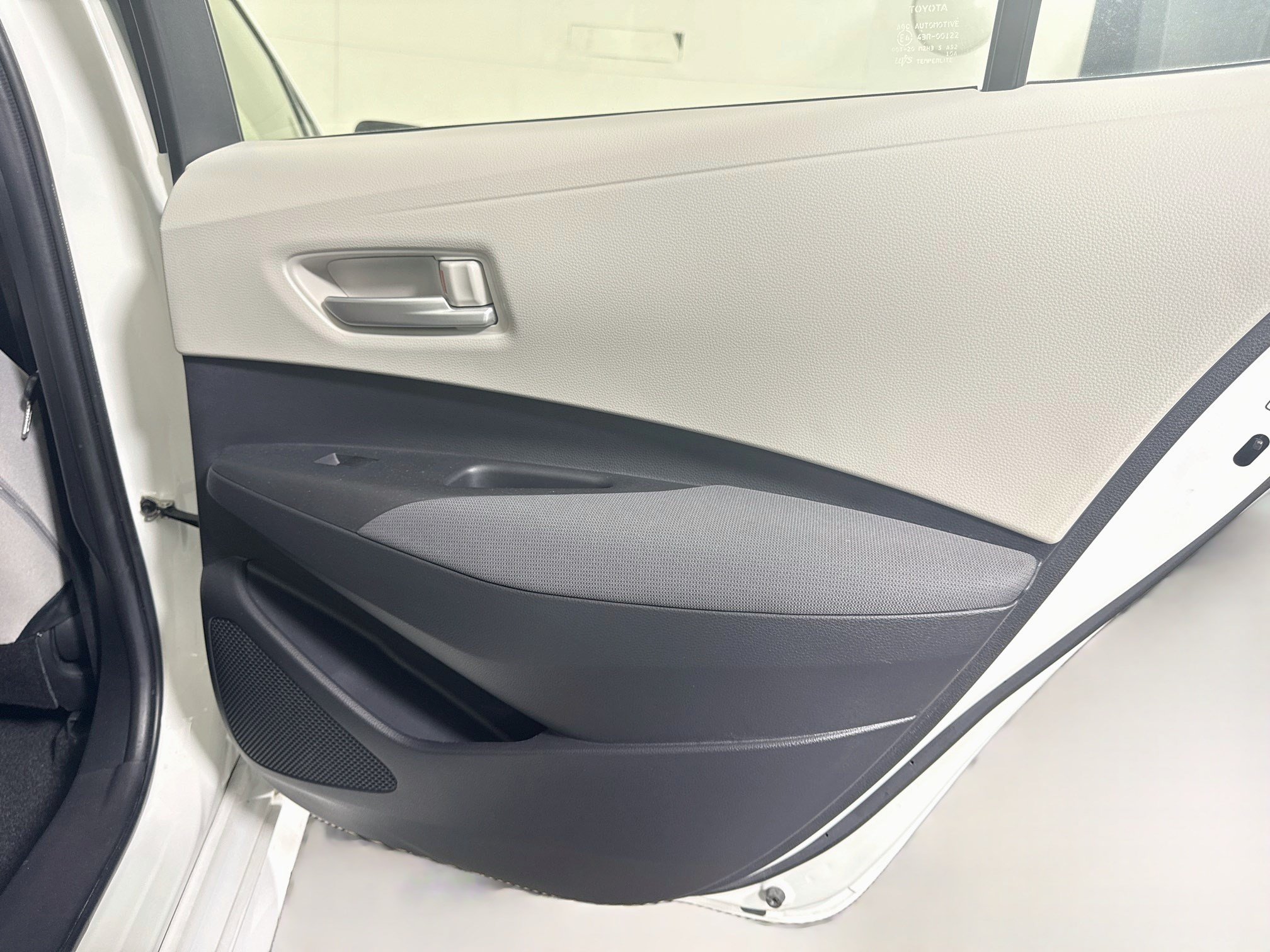 Used 2021 Toyota Corolla LE w/ LE Convenience Package FWD image 28