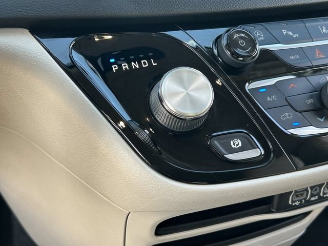 Used 2021 Chrysler Pacifica Touring-L FWD image 27