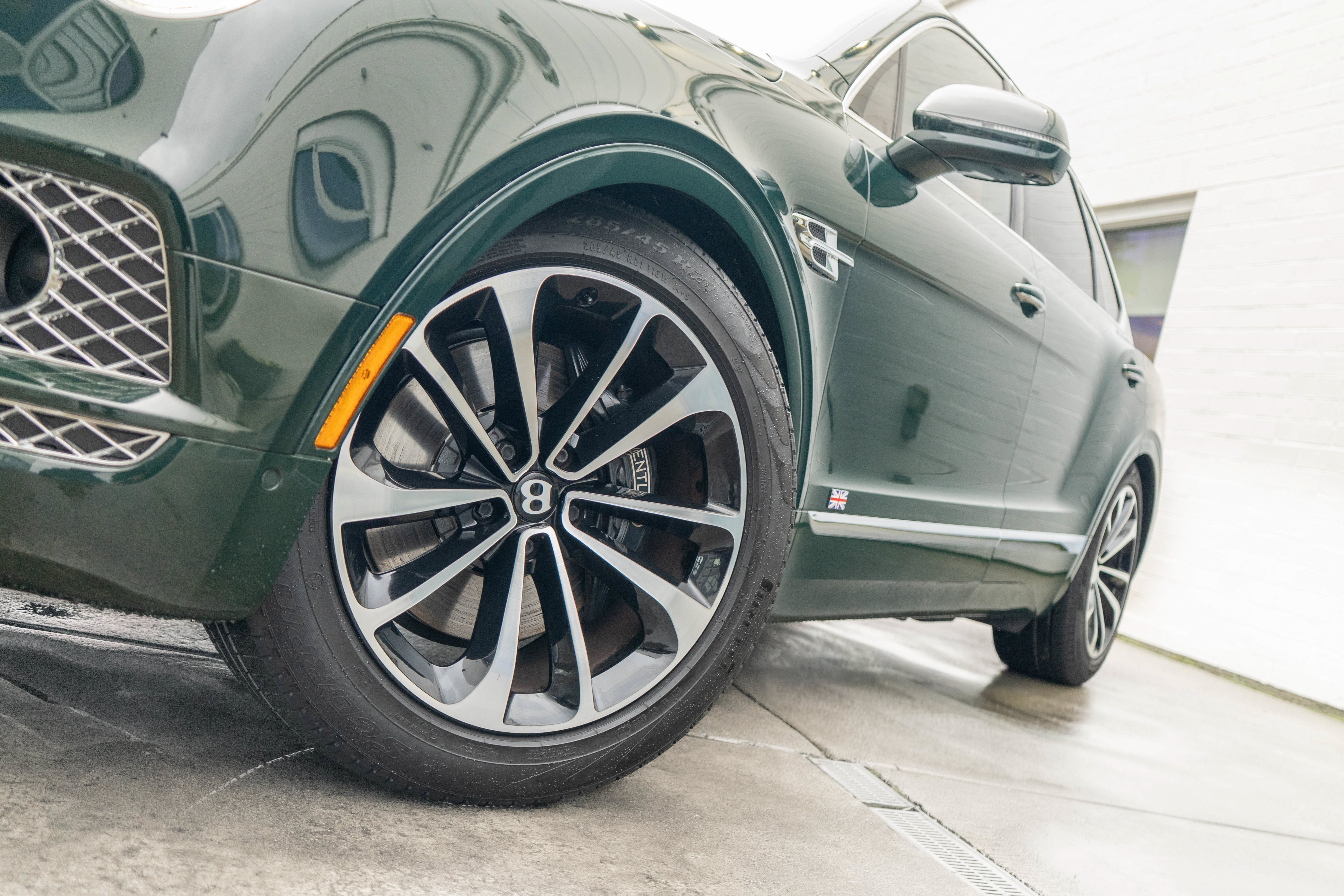 Used 2017 Bentley Bentayga AWD/4WD image 4