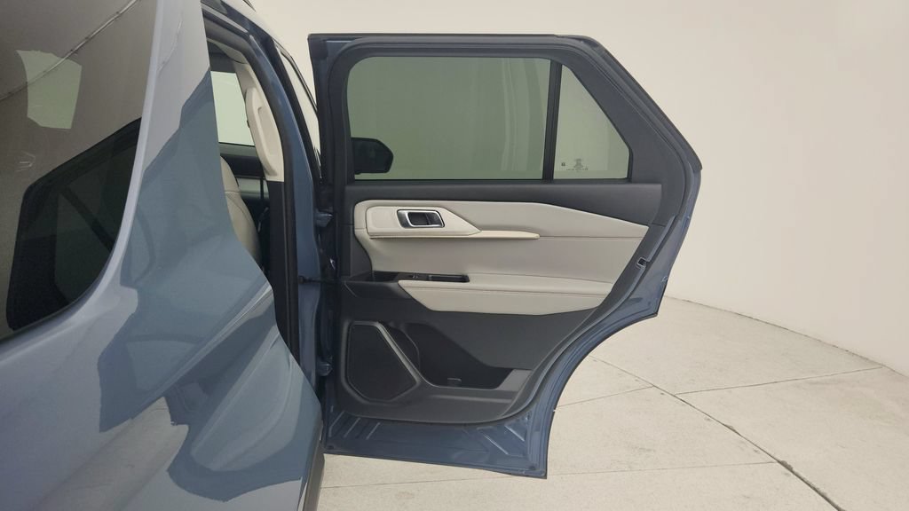 Used 2025 Ford Explorer Active w/ Active Comfort Package RWD image 27