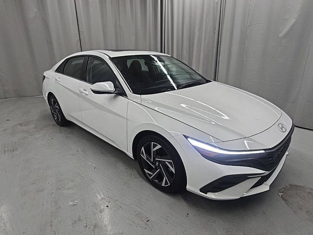 Used 2025 Hyundai Elantra SEL FWD image 11
