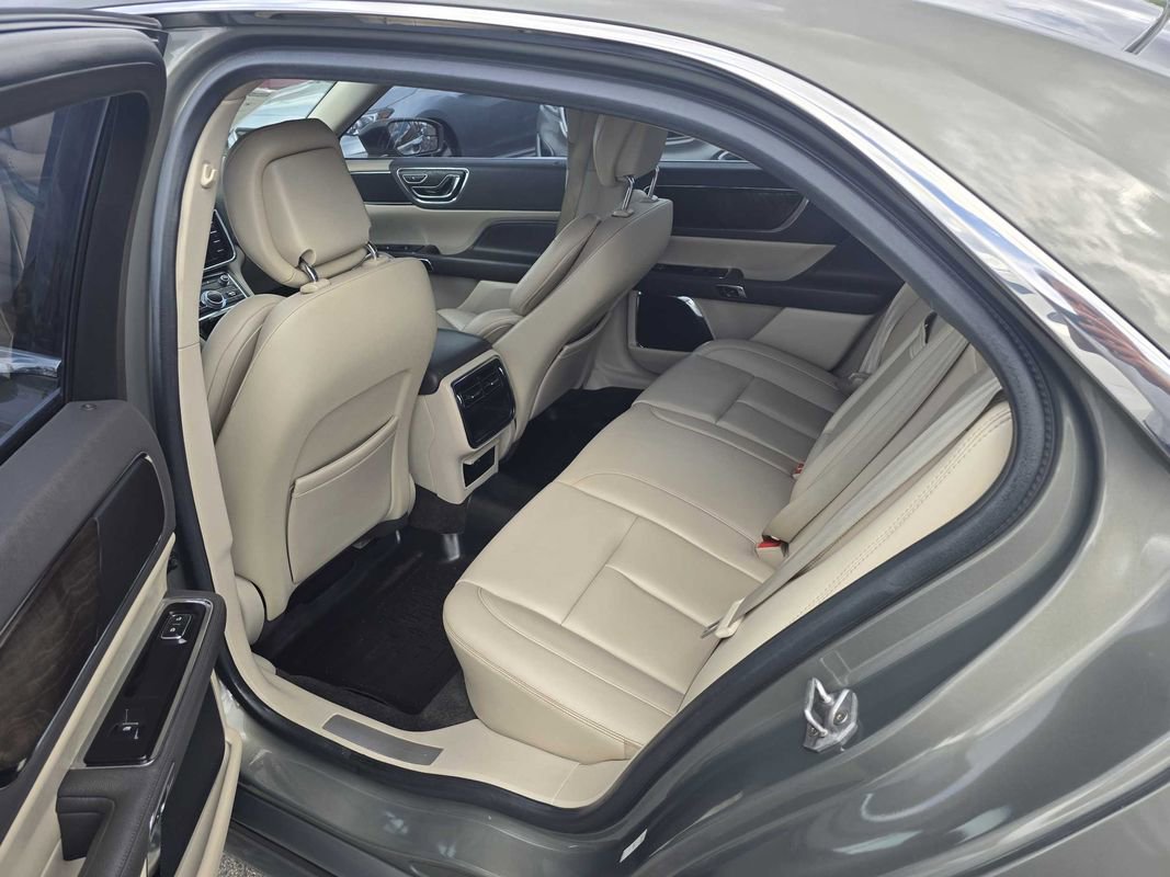 Used 2017 Lincoln Continental Premiere FWD image 25