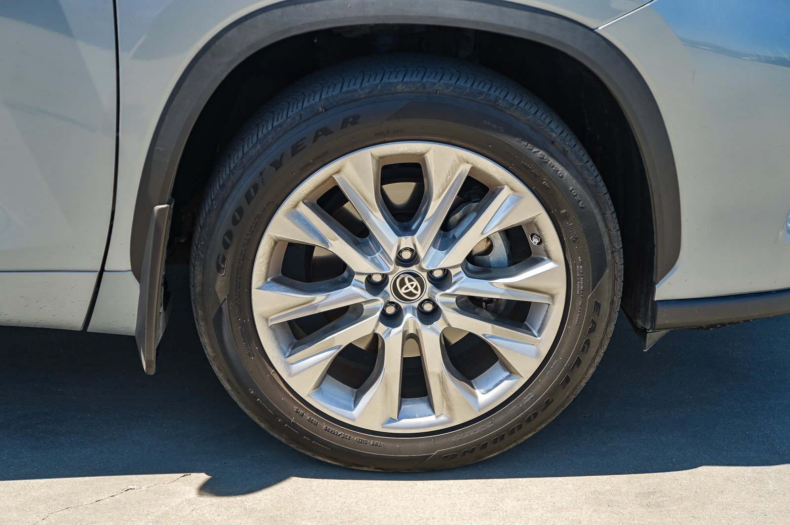 Certified 2024 Toyota Highlander Limited FWD image 11