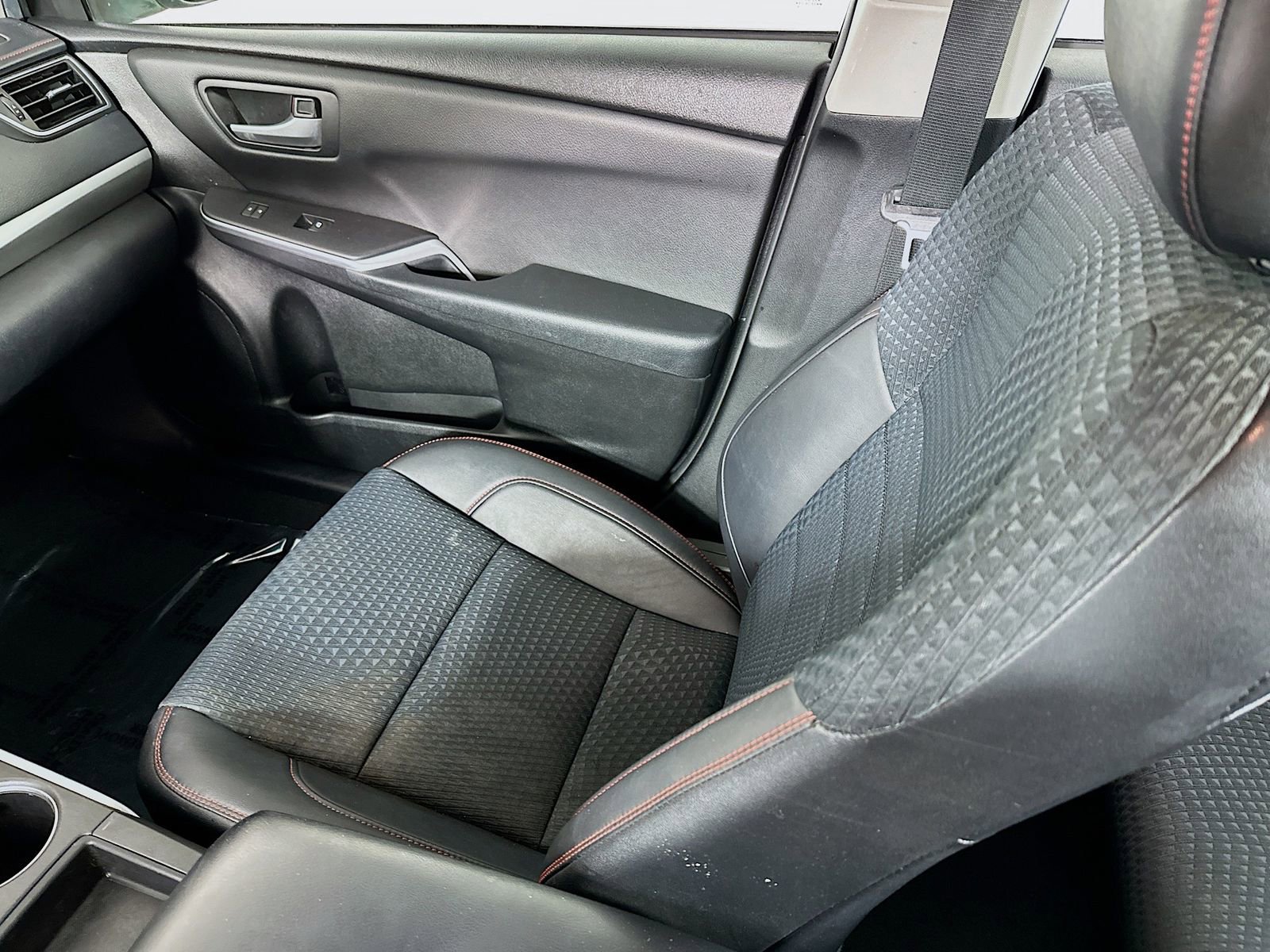Used 2015 Toyota Camry SE FWD image 21