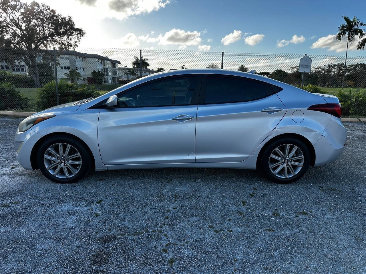 Used 2014 Hyundai Elantra SE w/ Option Group 02 FWD image 2