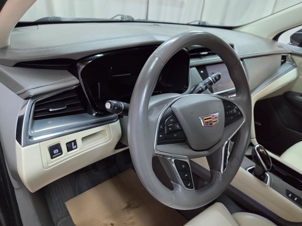 Used 2017 Cadillac XT5 Premium Luxury w/ Advanced Security Package AWD/4WD image 19