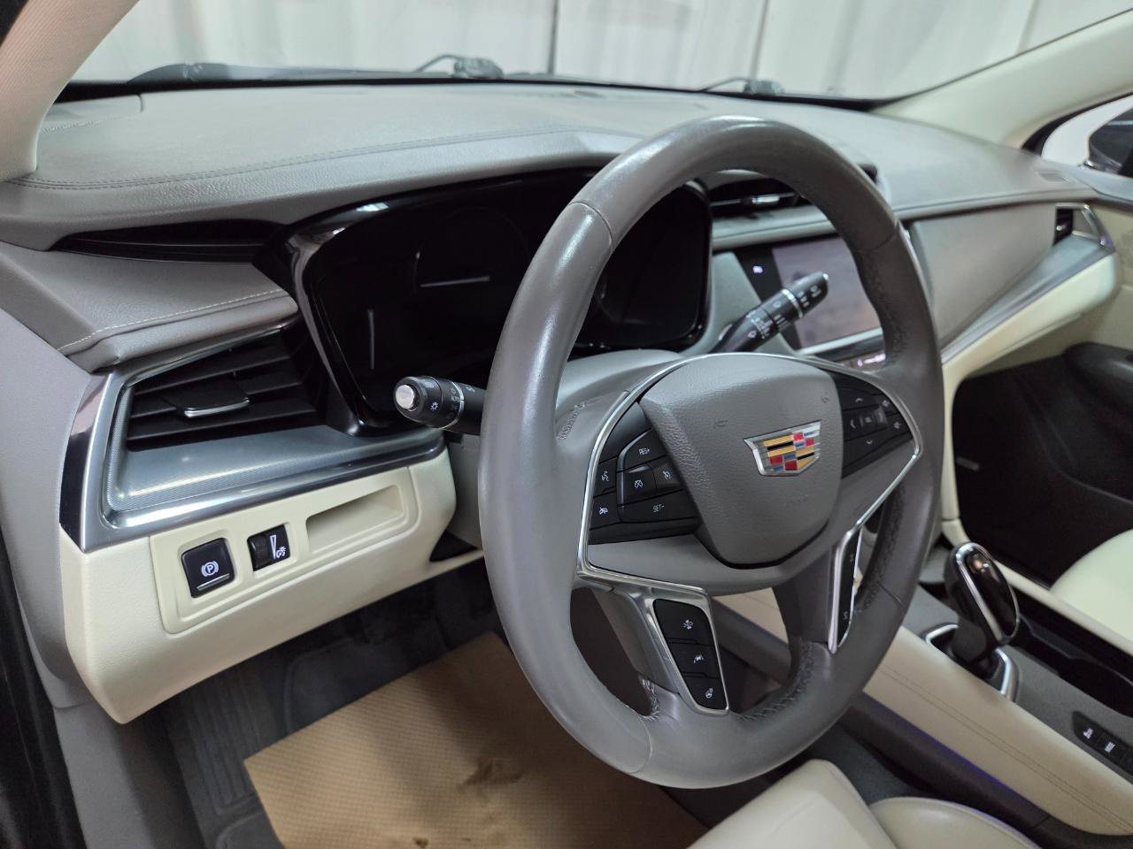 Used 2017 Cadillac XT5 Premium Luxury w/ Advanced Security Package image 19