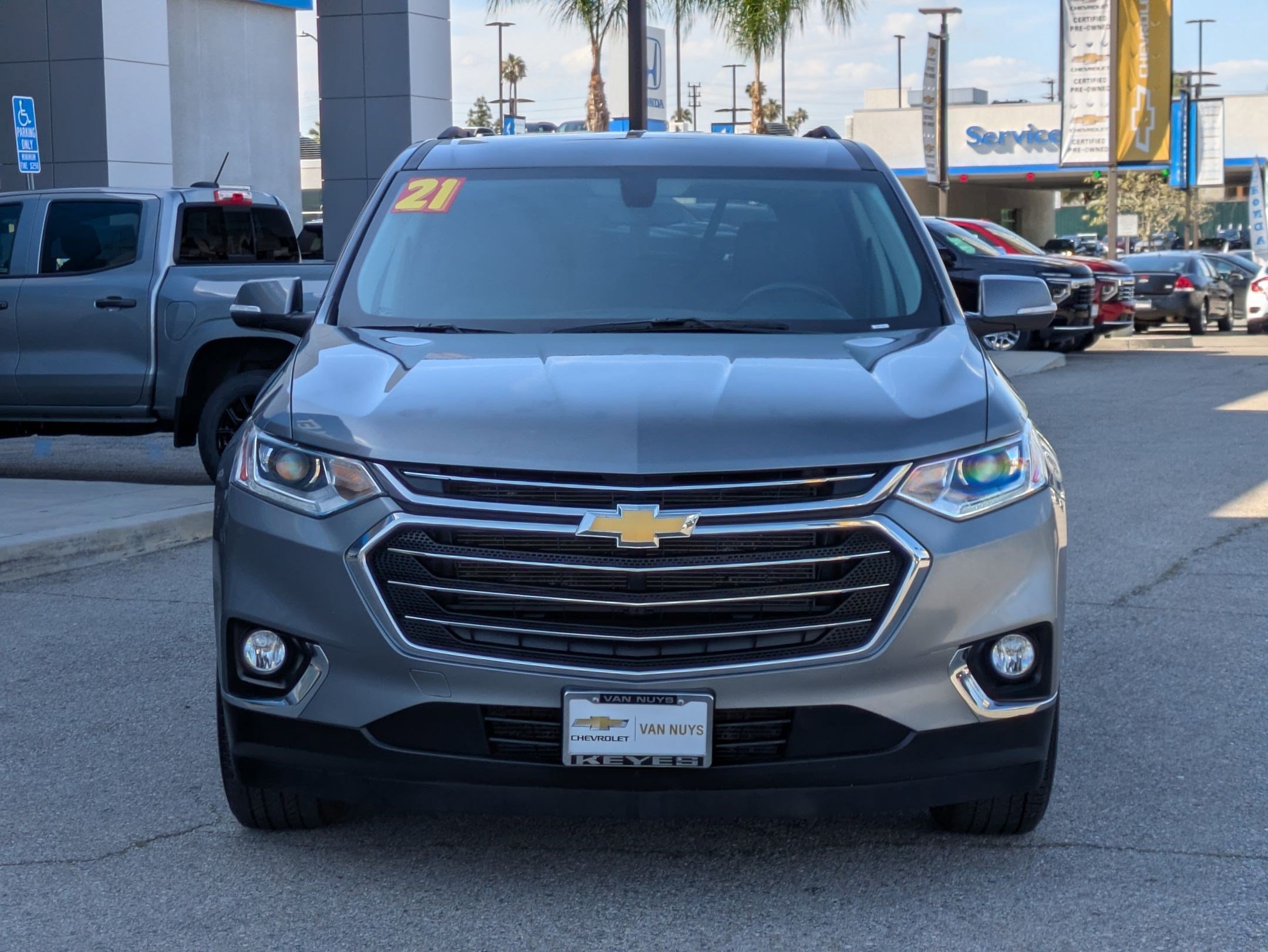 Used 2021 Chevrolet Traverse LT FWD image 2