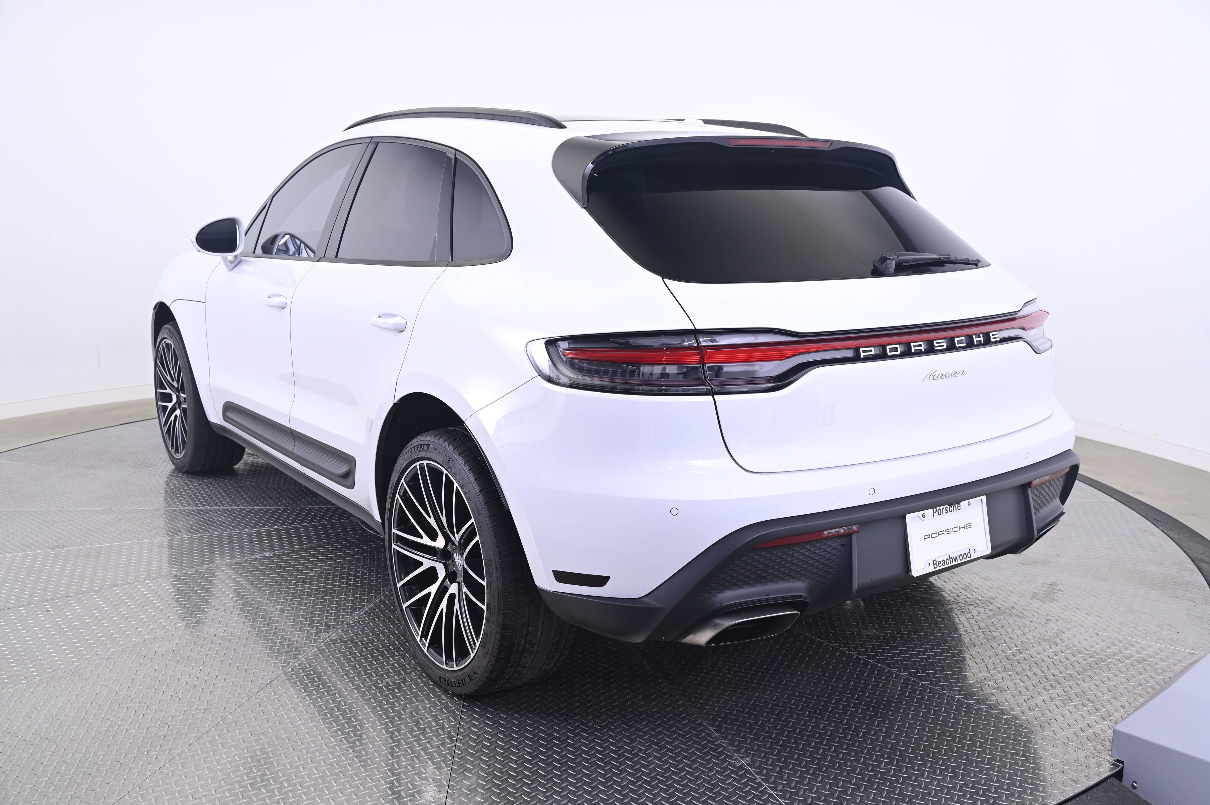 Certified 2022 Porsche Macan image 3