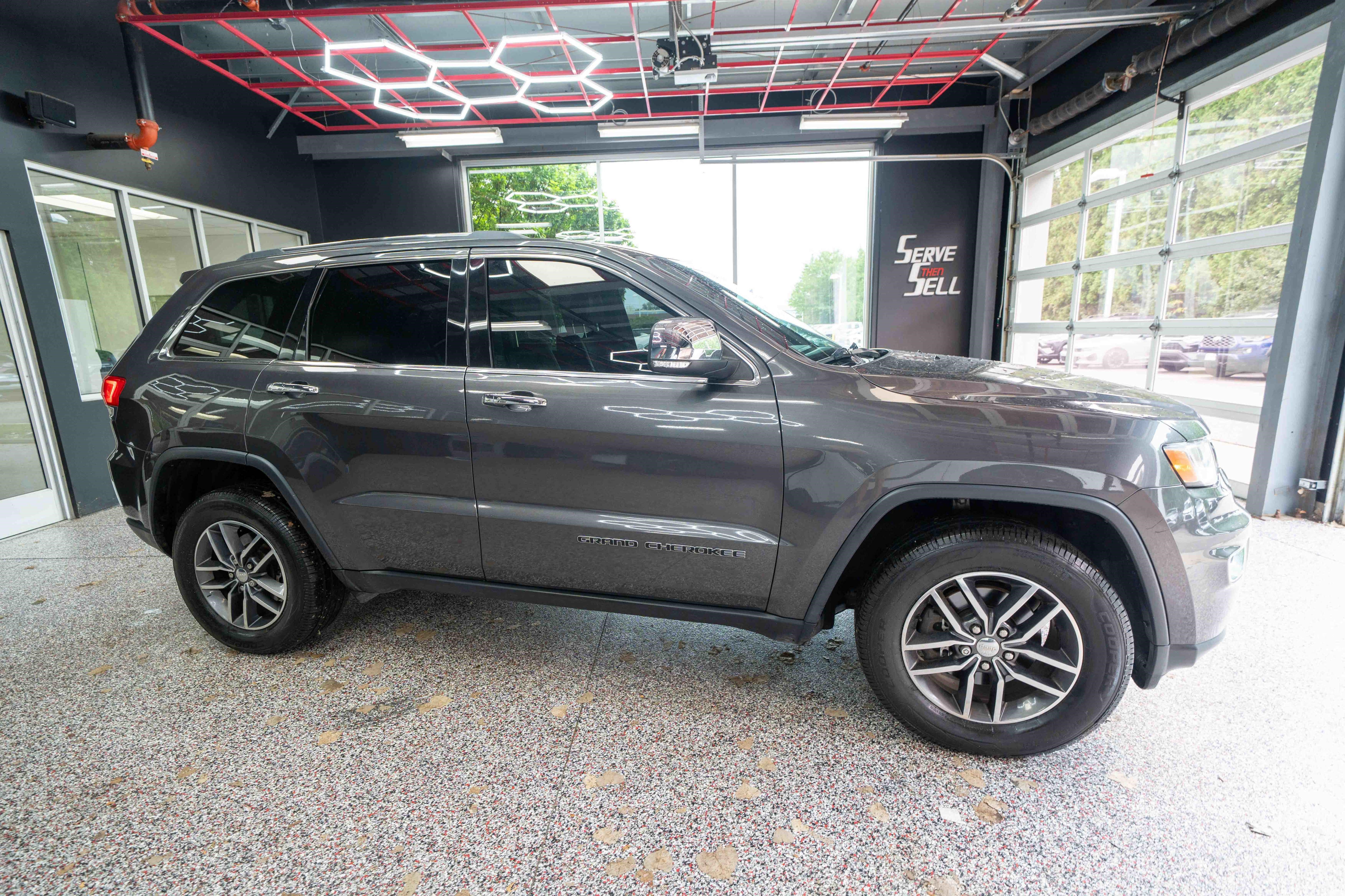 Used 2017 Jeep Grand Cherokee Limited AWD/4WD image 5
