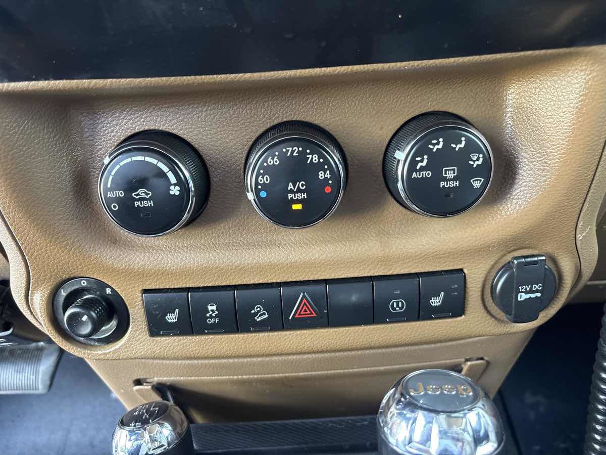Used 2013 Jeep Wrangler Unlimited Rubicon w/ Connectivity Group AWD/4WD image 27