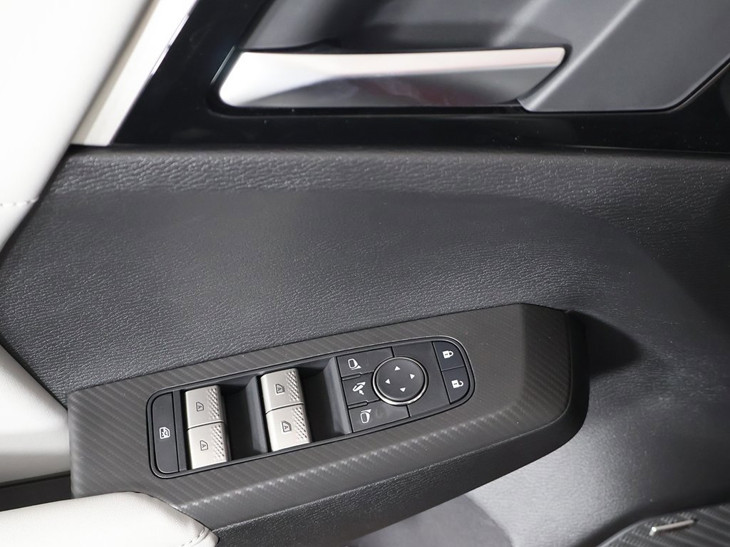 New 2025 Mitsubishi Outlander SE image 37