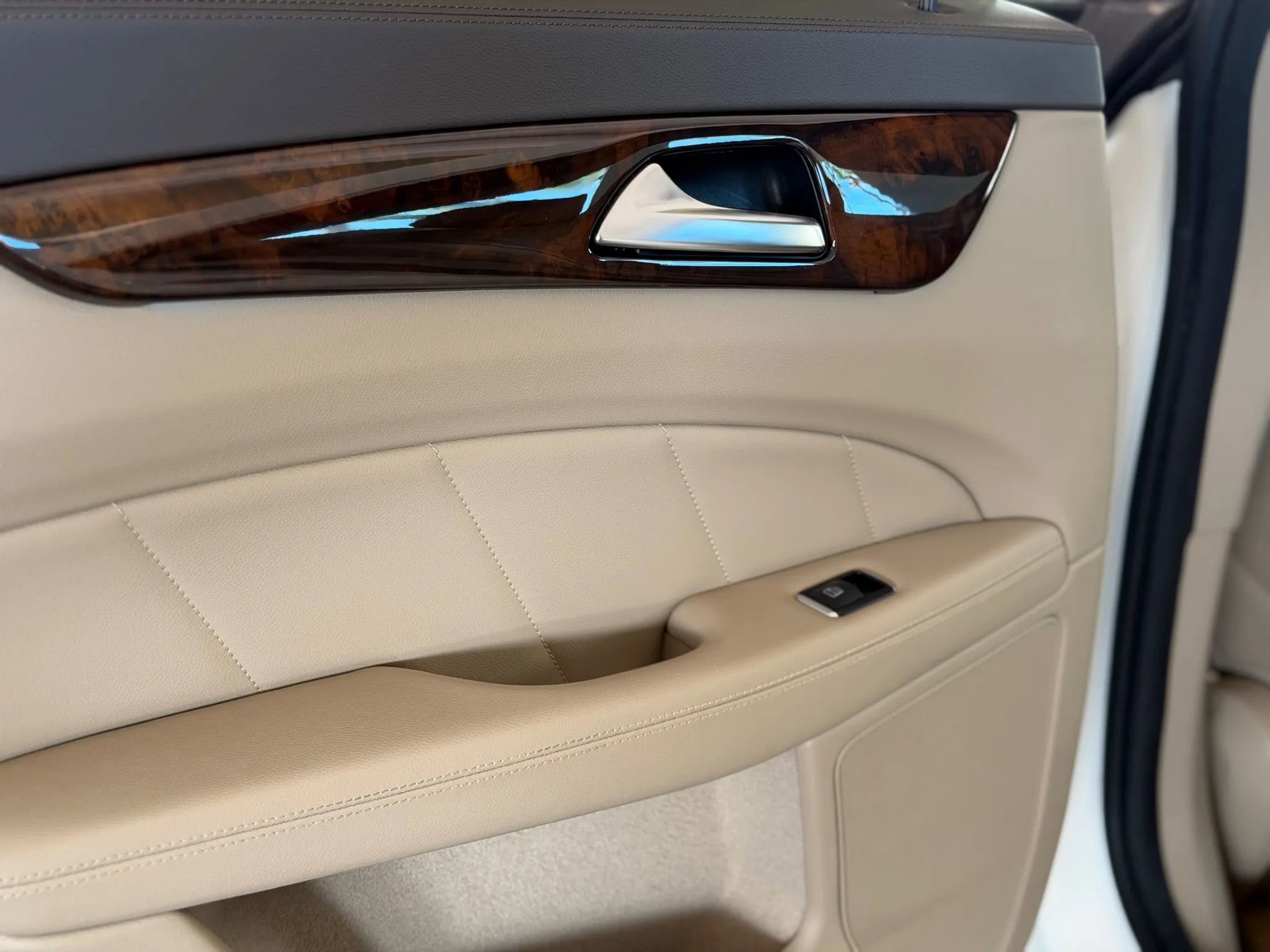 Used 2014 Mercedes-Benz CLS 550 4MATIC w/ Premium 1 Package image 17