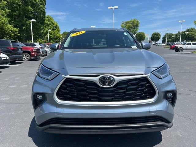 Used 2021 Toyota Highlander XLE FWD image 2