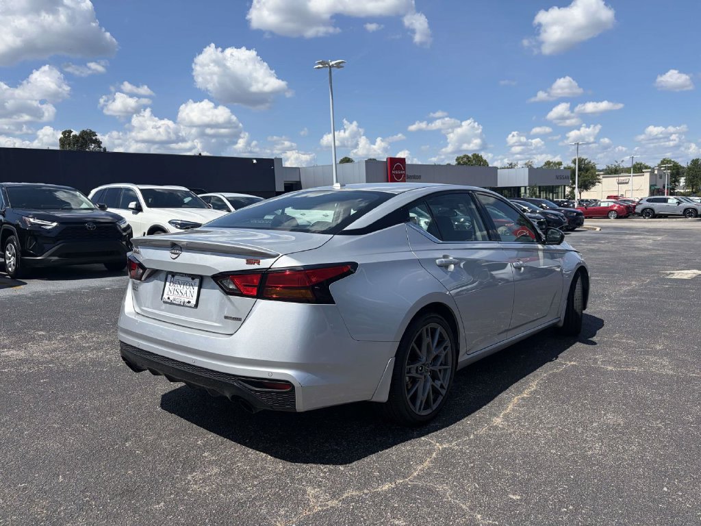 Used 2024 Nissan Altima 2.0 SR FWD image 3
