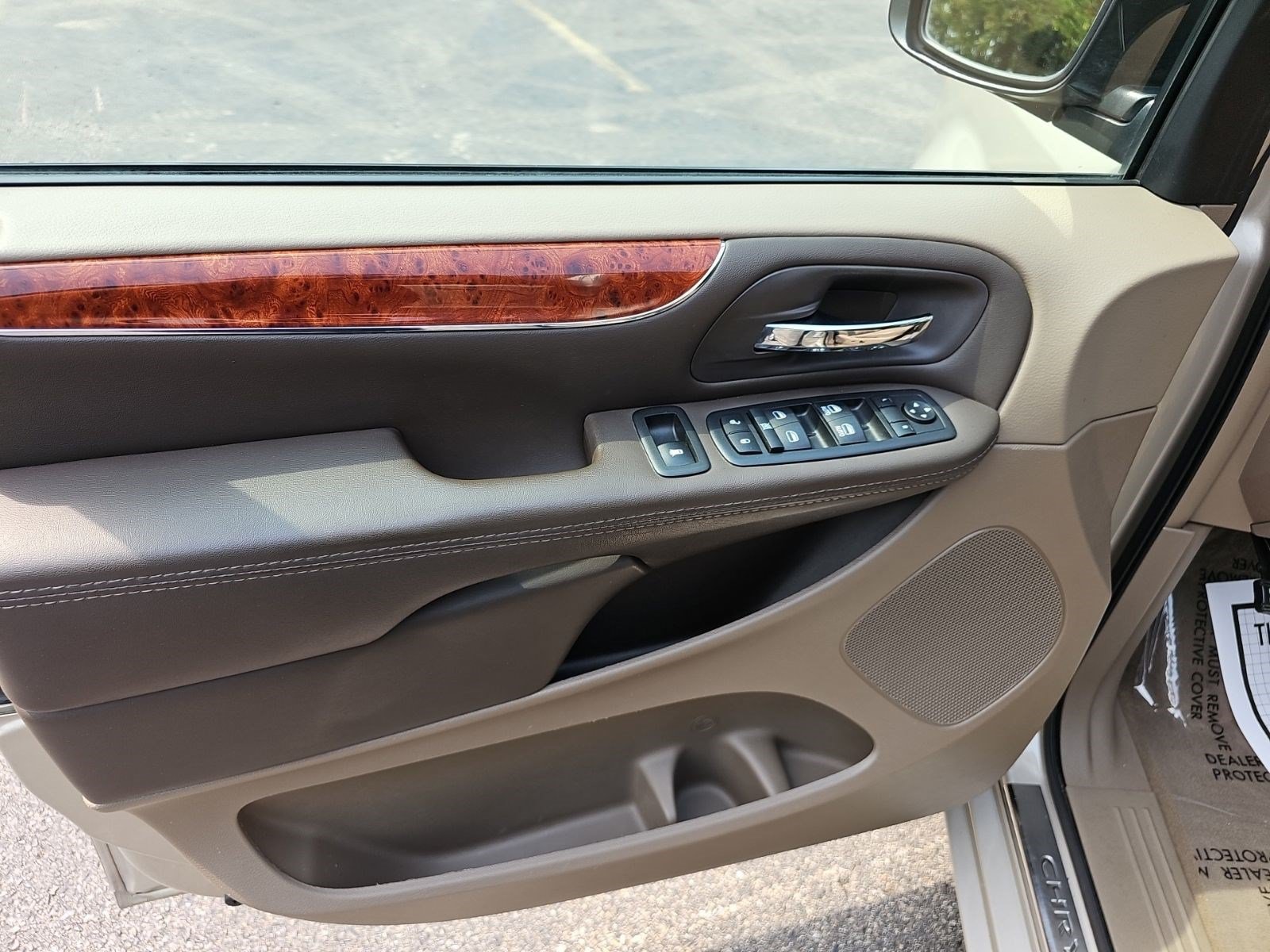 Used 2016 Chrysler Town & Country Touring-L w/ Driver Convenience Group FWD image 21