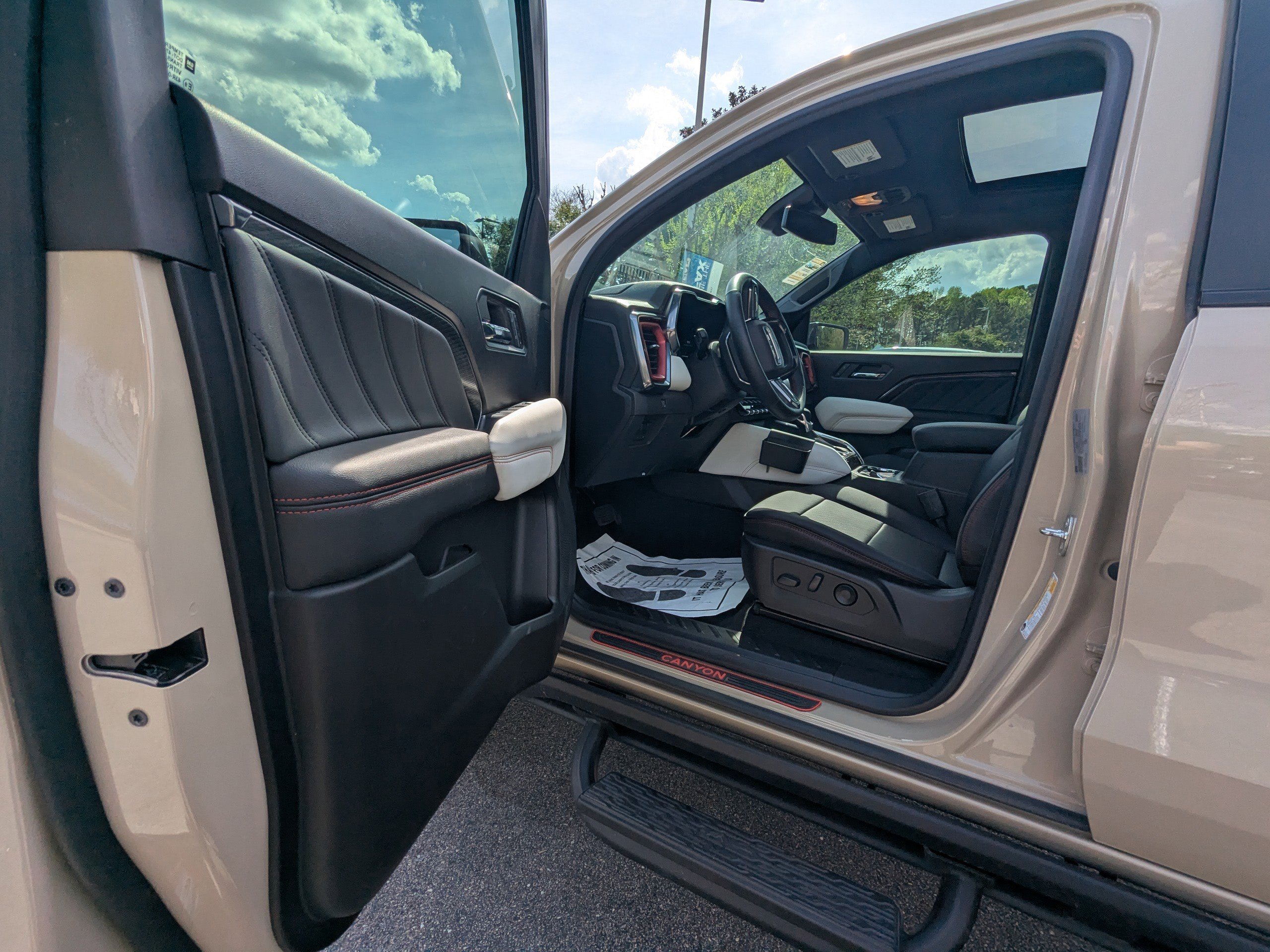 Used 2023 GMC Canyon AT4X image 9