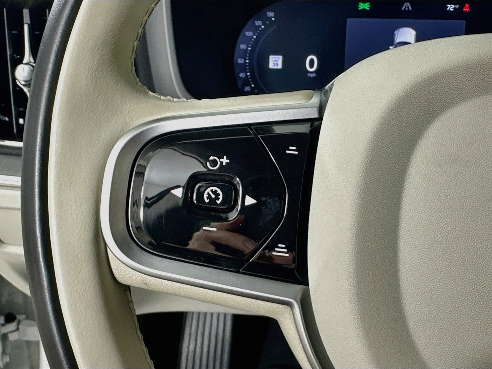 Certified 2025 Volvo V60 B5 Cross Country Plus AWD/4WD image 18