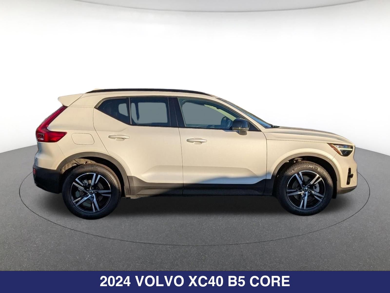 Used 2024 Volvo XC40 B5 Core AWD/4WD image 3