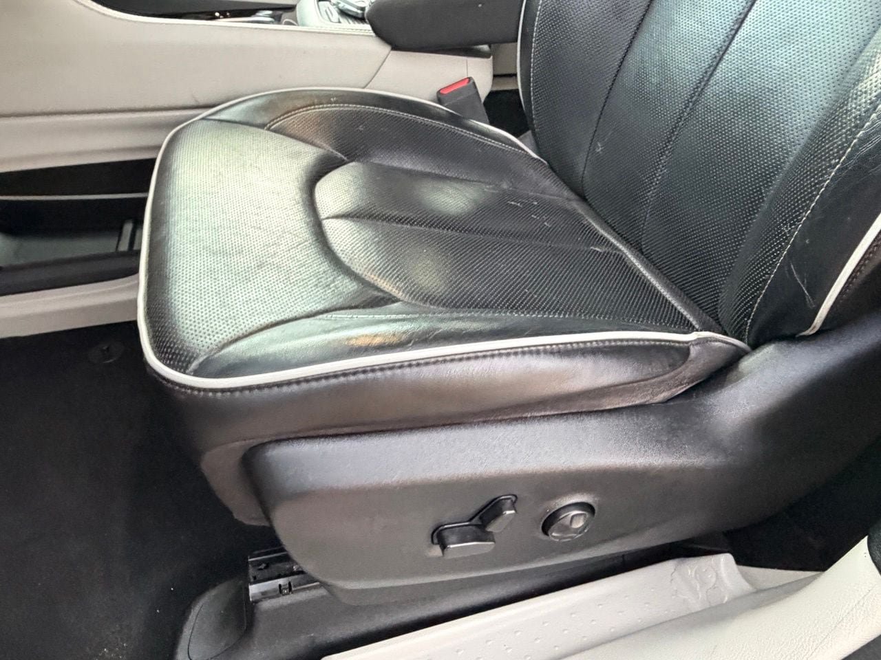 Used 2023 Chrysler Pacifica Limited FWD image 29