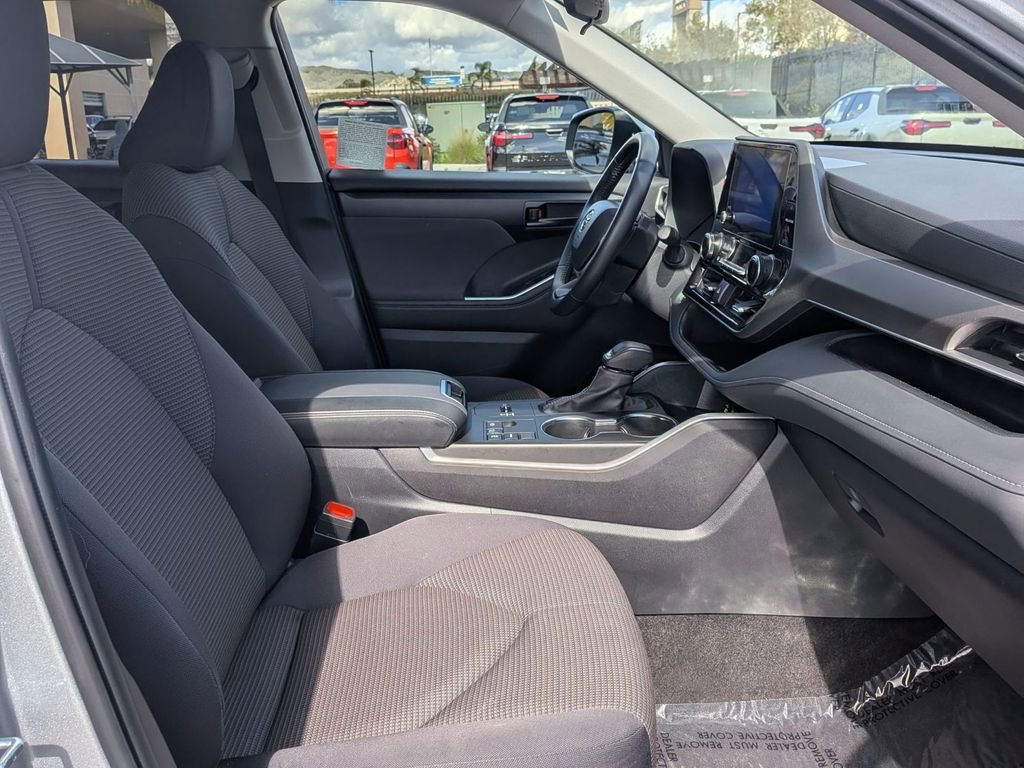 Used 2025 Toyota Highlander LE image 31