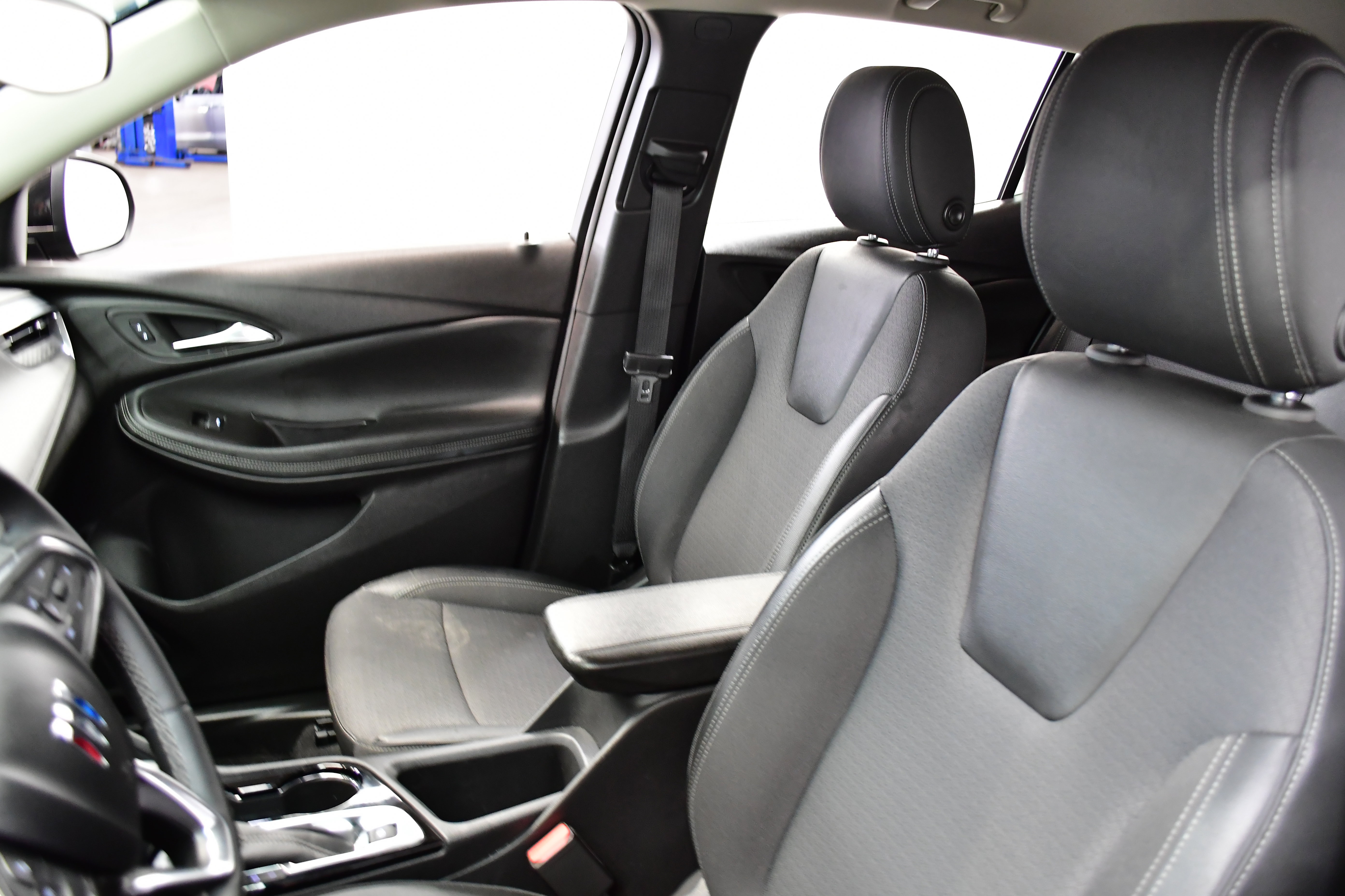 Used 2025 Buick Encore GX Preferred image 9