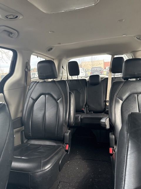 Used 2019 Chrysler Pacifica Touring-L FWD image 6
