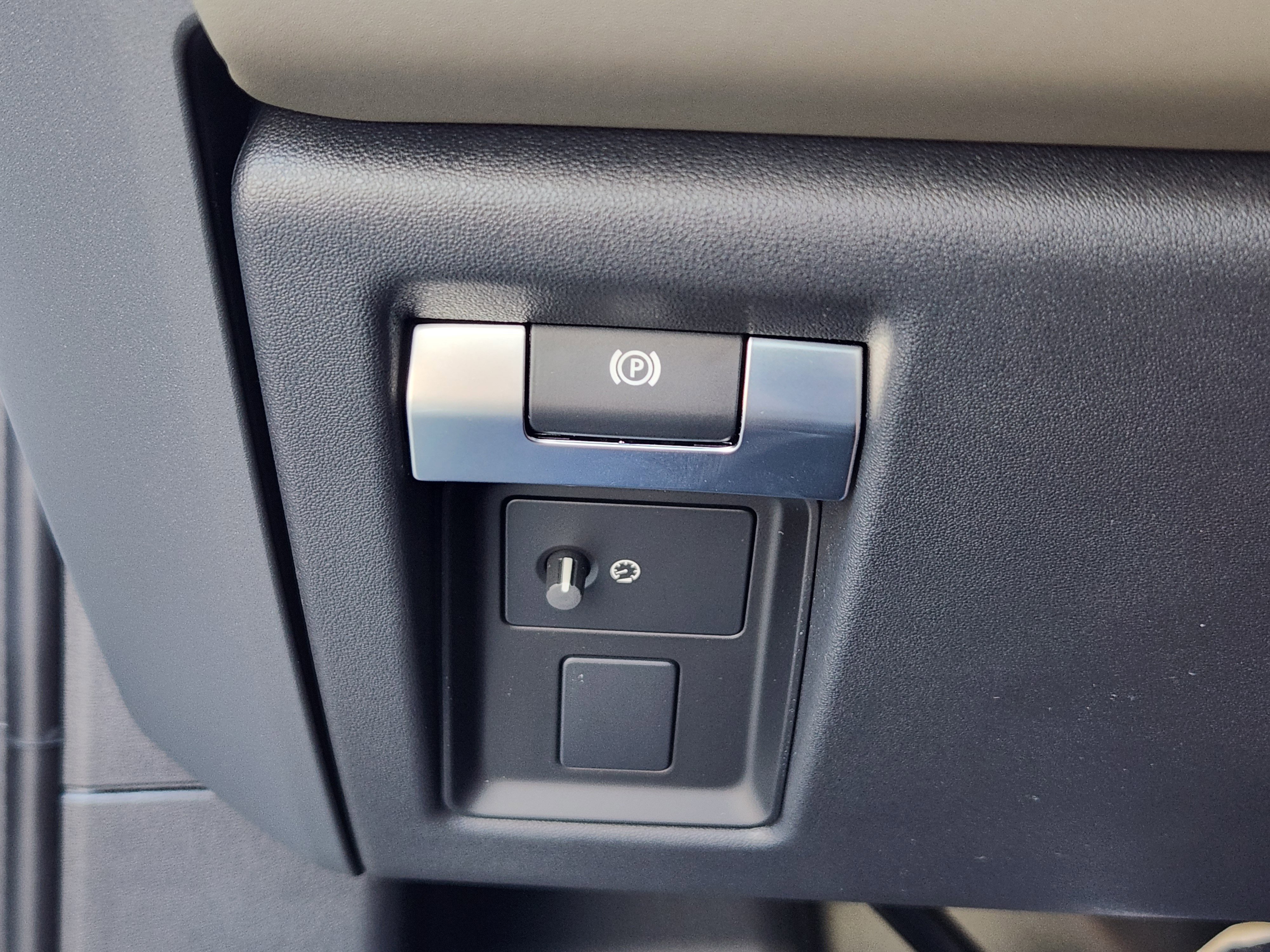 New 2026 Land Rover Defender 110 S image 21