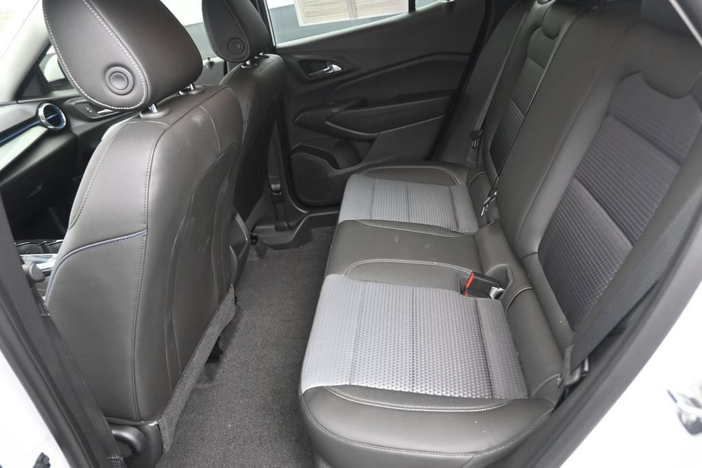 Used 2025 Chevrolet Trax LT FWD image 14