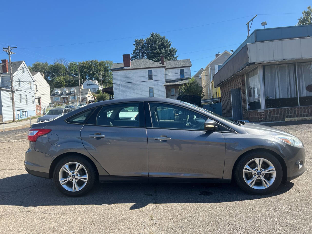 Used 2013 Ford Focus SE w/ SE Winter Pkg image 4