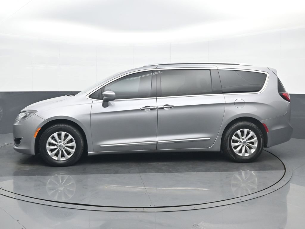 Used 2019 Chrysler Pacifica Touring-L image 3
