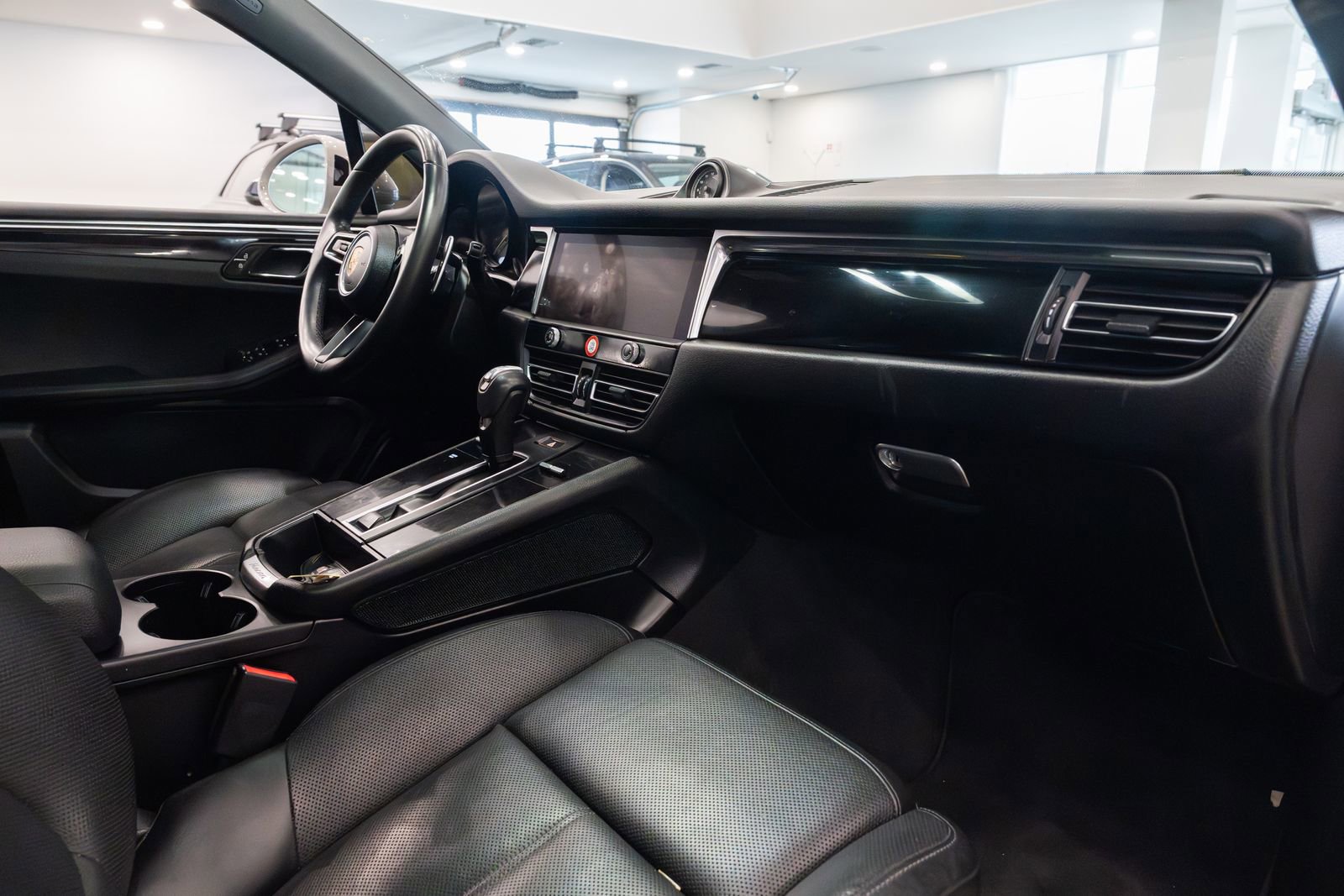 Used 2022 Porsche Macan w/ Premium Package Plus image 10