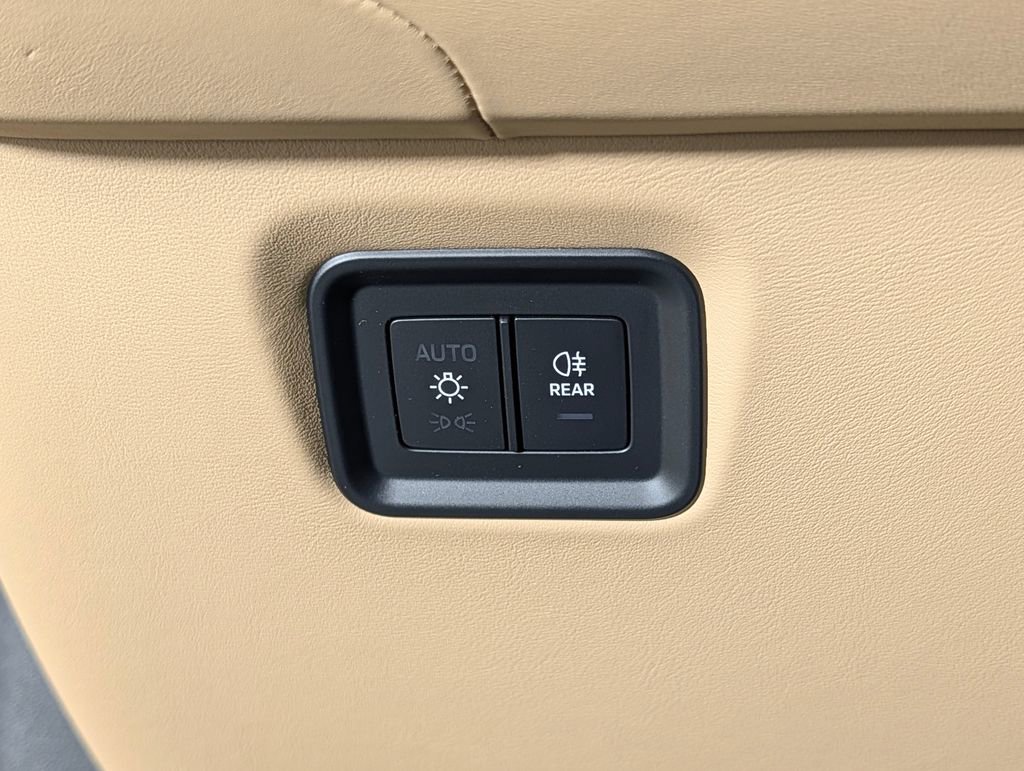 Certified 2025 Porsche Cayenne Coupe image 35