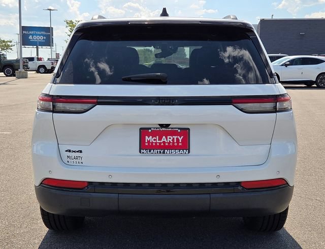 Used 2023 Jeep Grand Cherokee Altitude AWD/4WD image 6