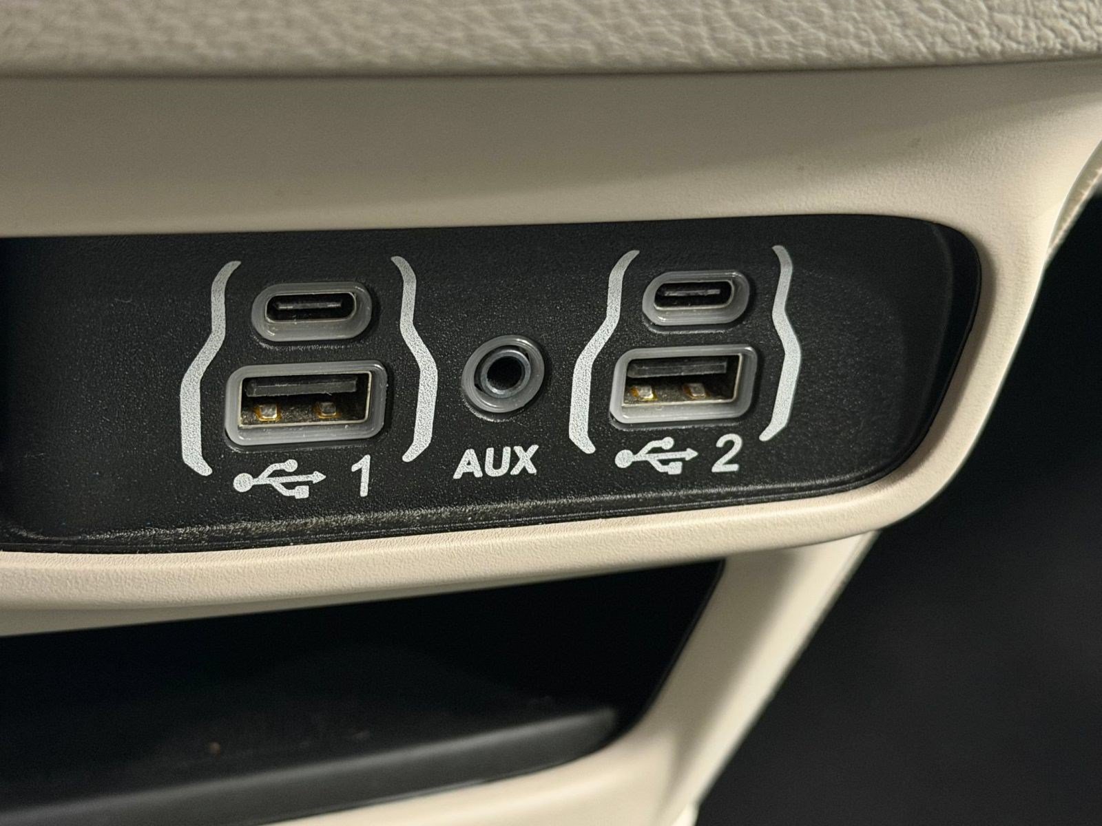 Used 2023 Chrysler Pacifica Touring-L FWD image 31