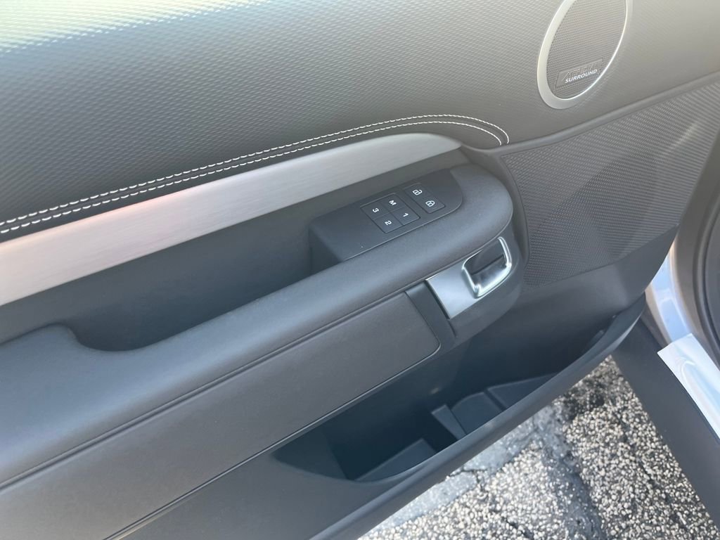 New 2026 Land Rover Discovery Limited Edition image 11