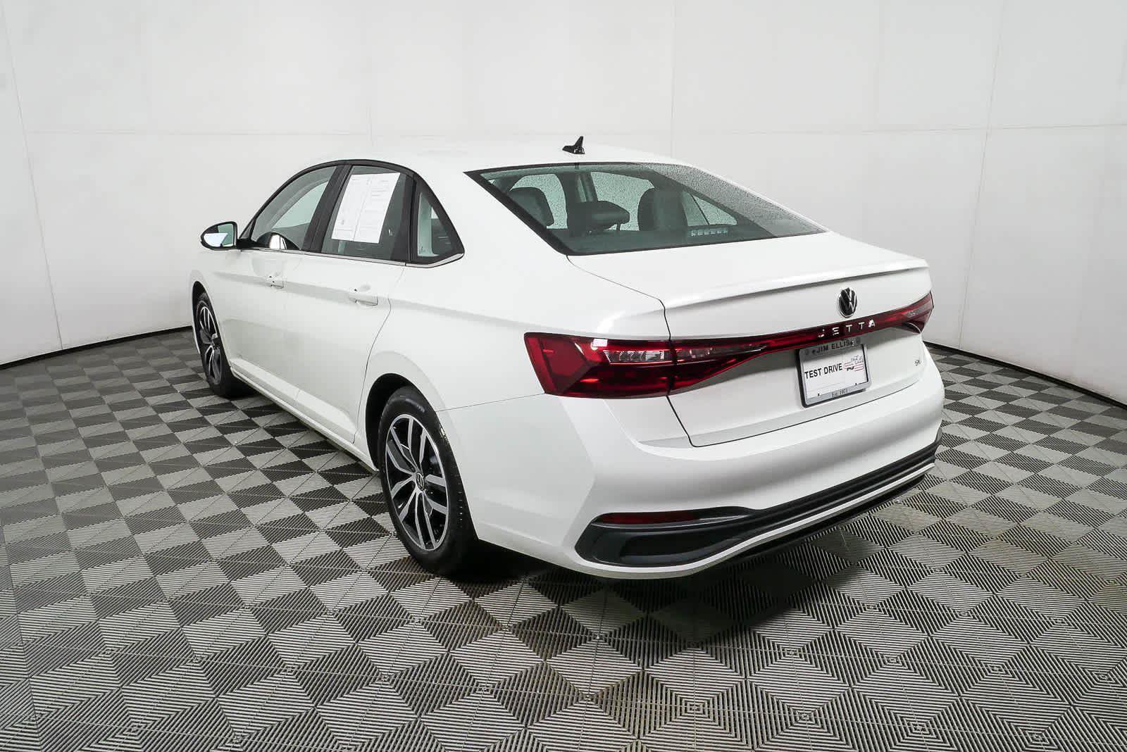 Certified 2025 Volkswagen Jetta SE FWD image 26