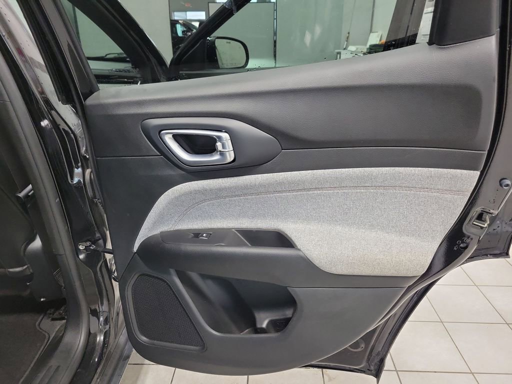 Used 2023 Jeep Compass Latitude AWD/4WD image 17