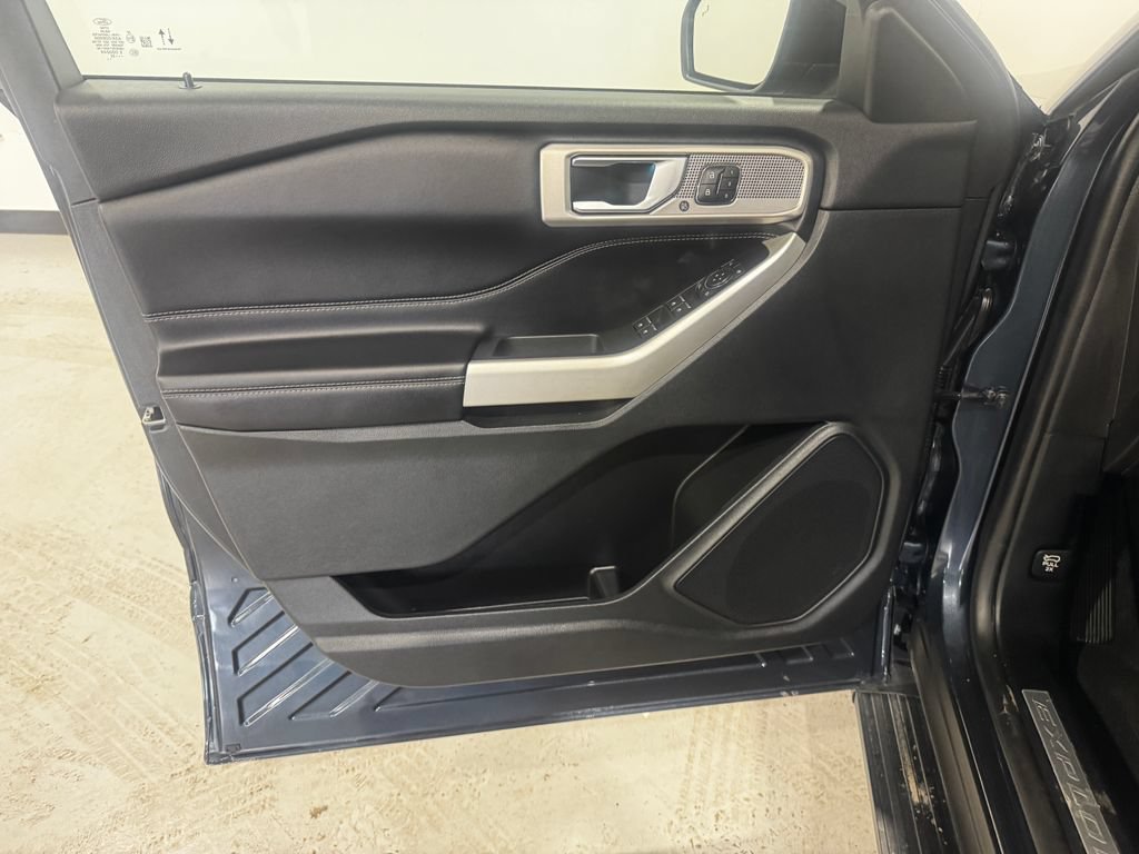 Used 2022 Ford Explorer Limited w/ Class IV Trailer Tow Package AWD/4WD image 16