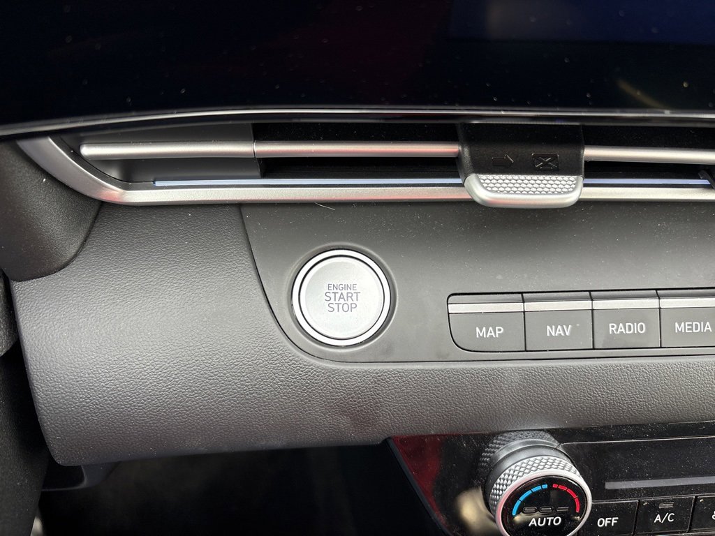 Used 2025 Hyundai Elantra Limited image 15