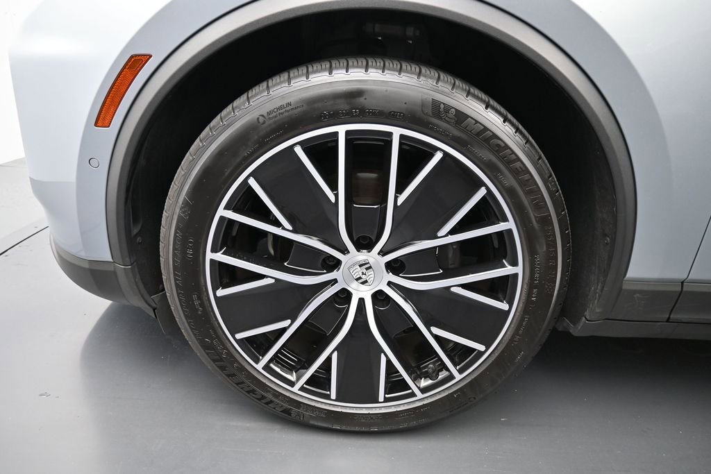 Certified 2025 Porsche Macan Electric RWD image 9