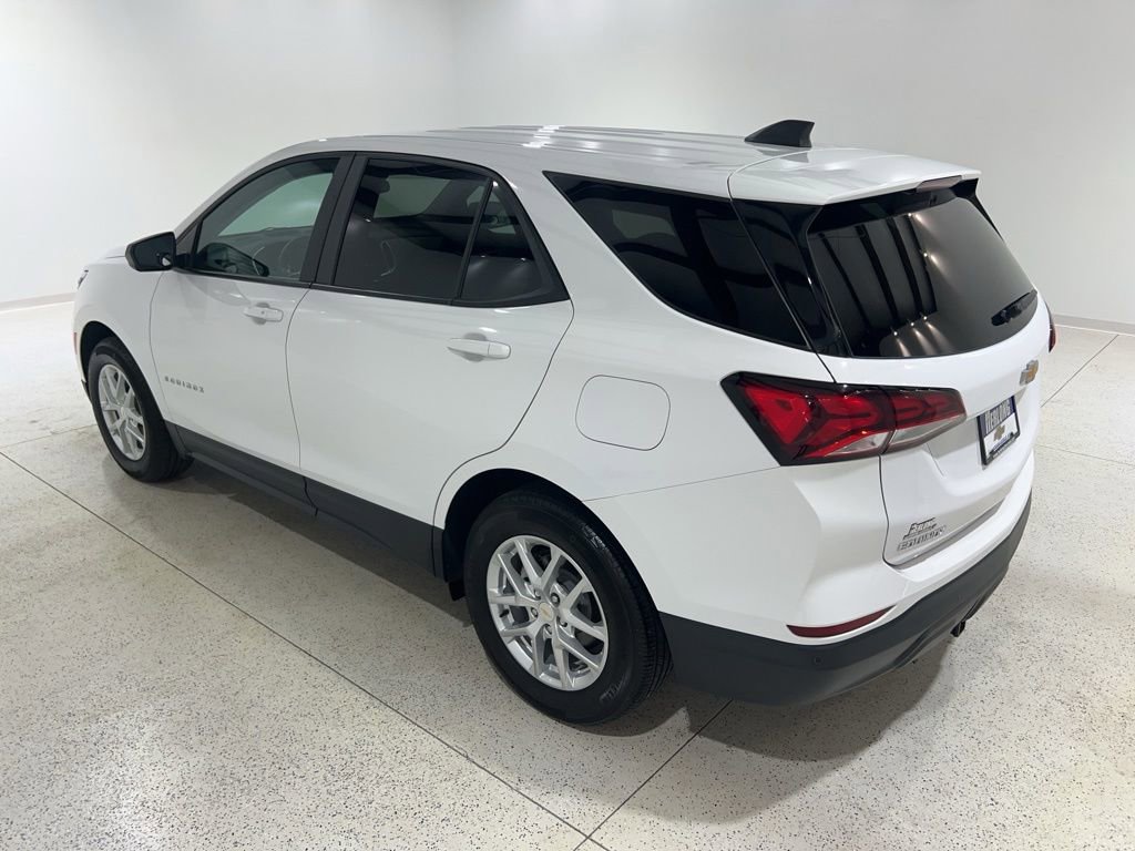 Used 2023 Chevrolet Equinox LS w/ LS Convenience Package FWD image 3