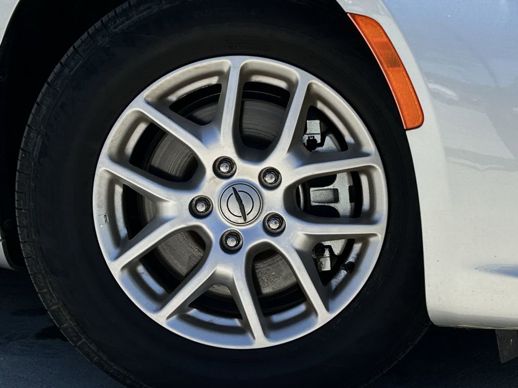 Used 2024 Chrysler Pacifica Touring-L image 10