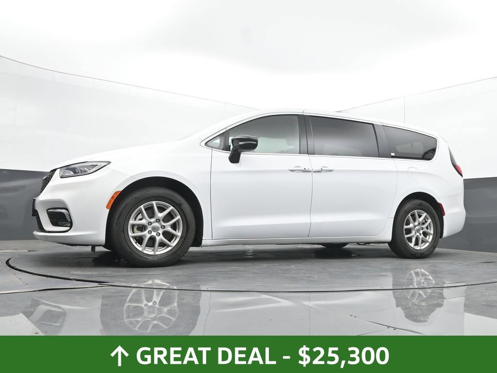 Used 2025 Chrysler Pacifica Select FWD image 47