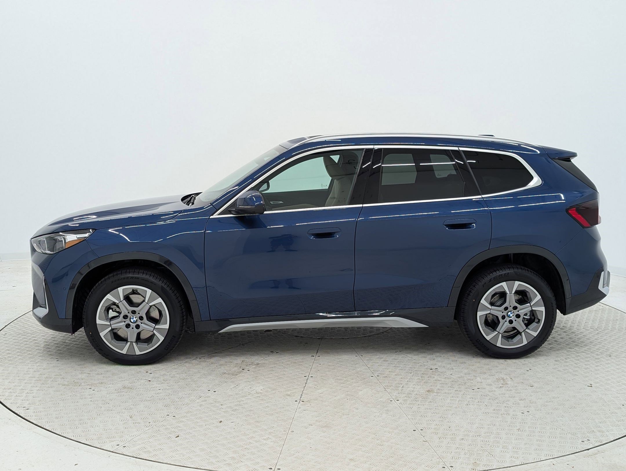 Used 2025 BMW X1 xDrive28i w/ Premium Package AWD/4WD image 2