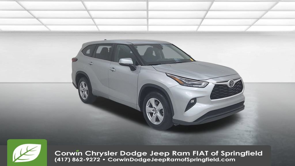 Used 2024 Toyota Highlander LE image 3