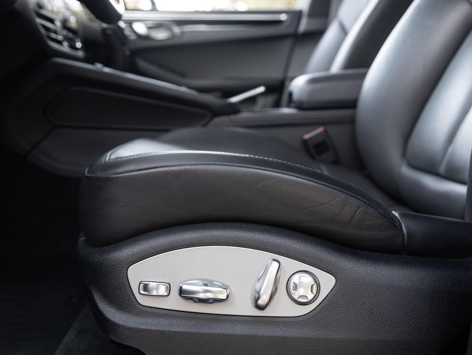Certified 2023 Porsche Macan AWD/4WD image 21